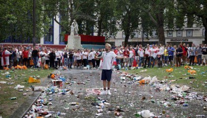 九游体育官网-【手记】看看温布利外的“垃圾场”，这就是足球回家？