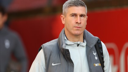 记者：蒙哥马利10日下午三点半抵达北京，队长张稀哲去接机